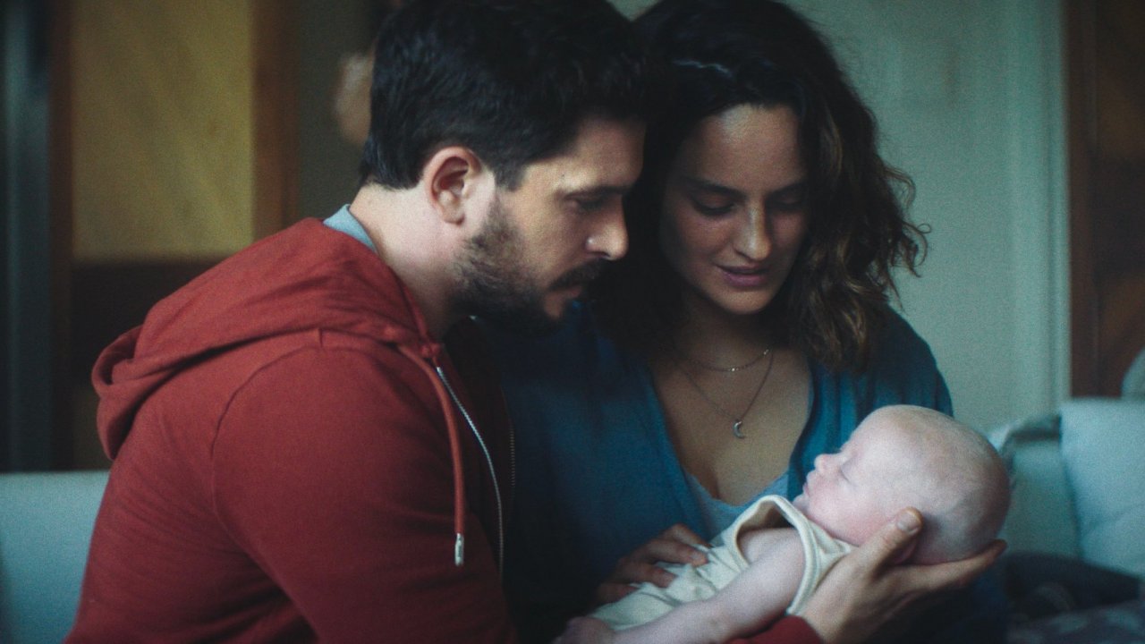 Baby Ruby: Kit Harington e Noémie Merlant sono una coppia in crisi nel trailer del film horror