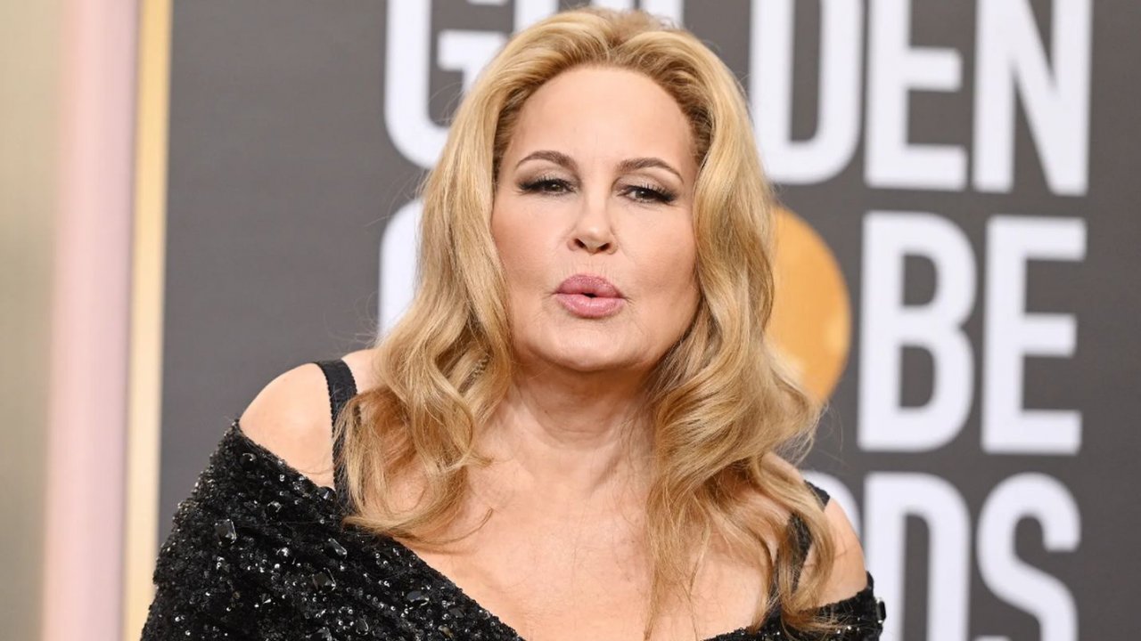 Golden Globe 2023, Jennifer Coolidge scatenata: 'Mi hanno suggerito di indossare le Crocs per non cadere'