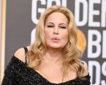 Golden Globe 2023, Jennifer Coolidge scatenata: 'Mi hanno suggerito di indossare le Crocs per non cadere'