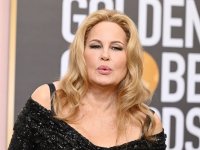 Golden Globe 2023, Jennifer Coolidge scatenata: 'Mi hanno suggerito di indossare le Crocs per non cadere'