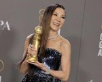Golden Globes 2023: Michelle Yeoh zittisce chi voleva accorciarle il discorso di ringraziamento