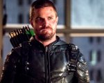 The Flash, Stephen Amell torna a indossare i panni di Oliver Queen nelle nuove foto dal set