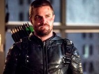 The Flash, Stephen Amell torna a indossare i panni di Oliver Queen nelle nuove foto dal set