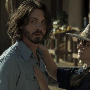 Hunters 2: Logan Lerman in una scena della nuova stagione della serie Amazon