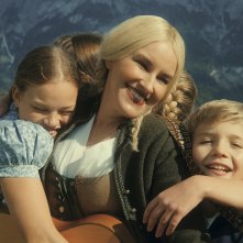 Hunters 2: Kate Mulvany in una scena della nuova stagione della serie Amazon