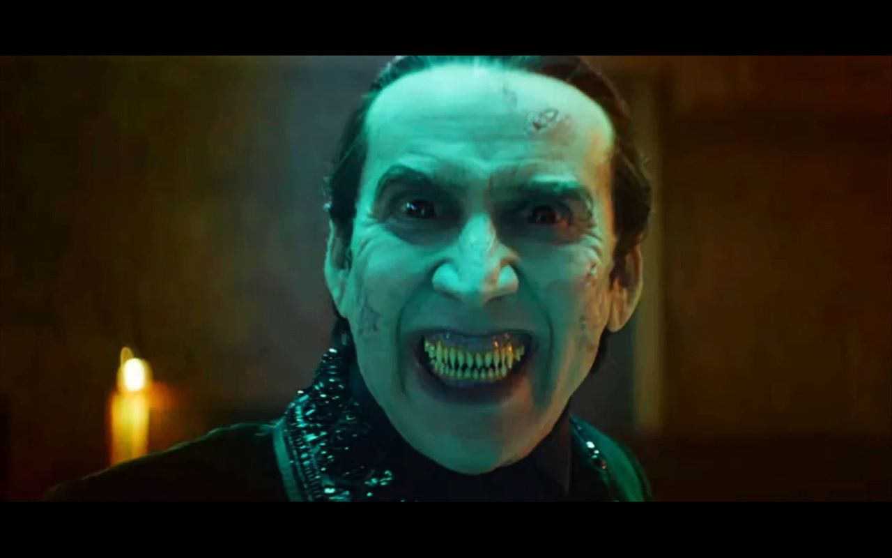 Nicolas Cage è Dracula in Renfield ma somiglia a Giucas Casella,  su Instagram la foto è virale