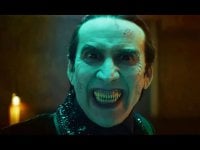 Nicolas Cage è Dracula in Renfield ma somiglia a Giucas Casella,  su Instagram la foto è virale