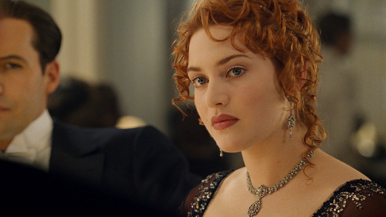 Titanic: i fan interdetti dalla bizzarra acconciatura di Kate Winslet nel poster del 25esimo anniversario
