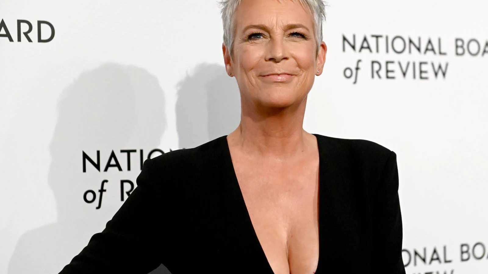 Jamie Lee Curtis bloccata a casa con il Covid: 'F****lo, farò il tifo per amici e colleghi dal televisore'