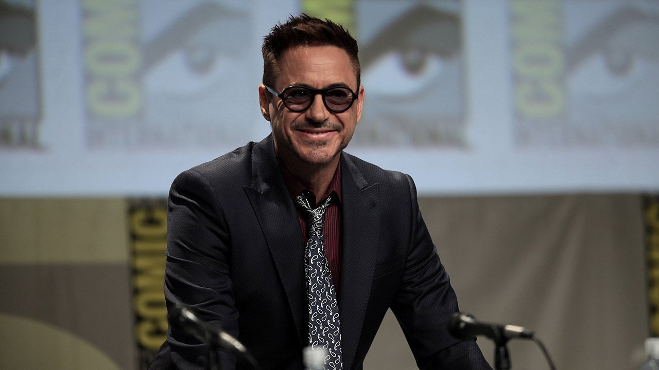 Robert Downey Jr. irriconoscibile: coi capelli rossi e stempiato sul set di The Sympathizer [FOTO]