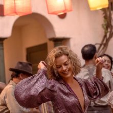 Babylon: Margot Robbie druante una scena del film
