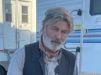 Alec Baldwin e la responsabile delle armi sul set di Rust sono accusati di omicidio colposo