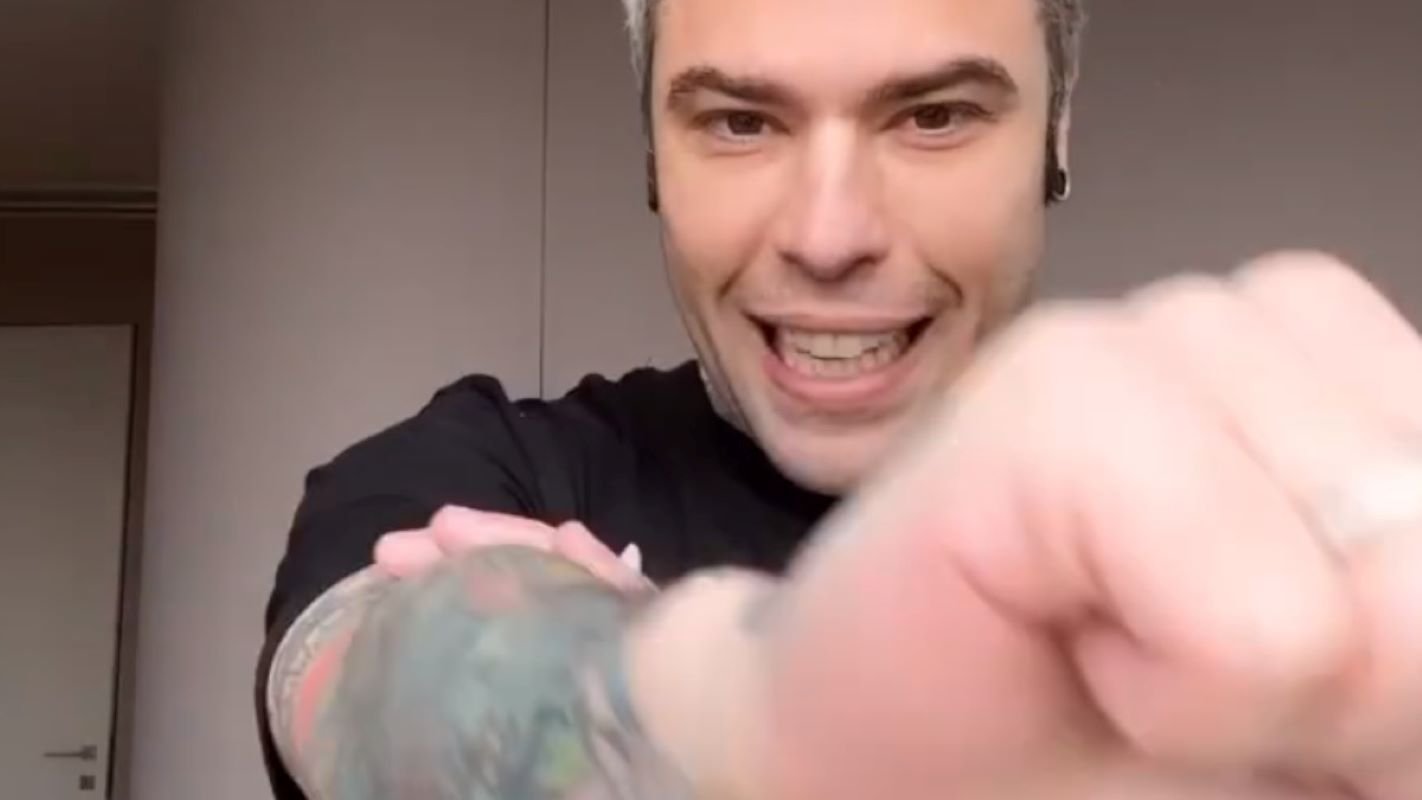 Fedez batte il Codacons: 'Col caz*o che vi pago', l'associazione costretta a pagare le spese legali