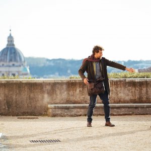 Call My Agent - Italia: Maurizio Lastrico con Paola Cortellesi nel primo episodio della serie Sky