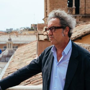 Call My Agent - Italia: Paolo Sorrentino in una scena del secondo episodio