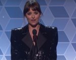 Dakota Johnson premia Guadagnino e fa una battuta fulminante sul 'cannibale' Armie Hammer [VIDEO]