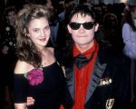 Drew Barrymore e Corey Feldman ricordano il loro primo appuntamento organizzato da Spielberg