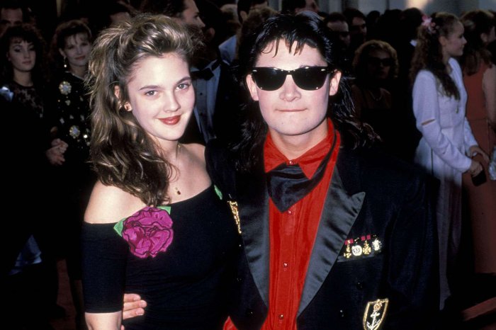 Drew Barrymore e Corey Feldman ricordano il loro primo appuntamento organizzato da Spielberg