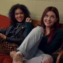 Ginny & Georgia: Abby e la protagonista in una foto della seconda stagione