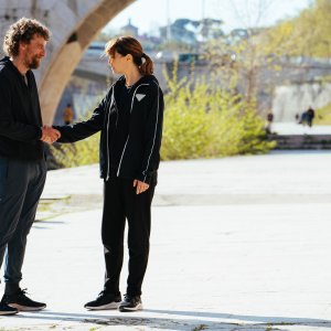 Call My Agent - Italia: Maurizio Lastrico e Paola Cortellesi in una scena del primo episodio