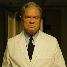 The God Committee: Kelsey Grammer in una scena