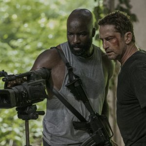 The Plane: Mike Colter e Gerard Butler in una scena del film