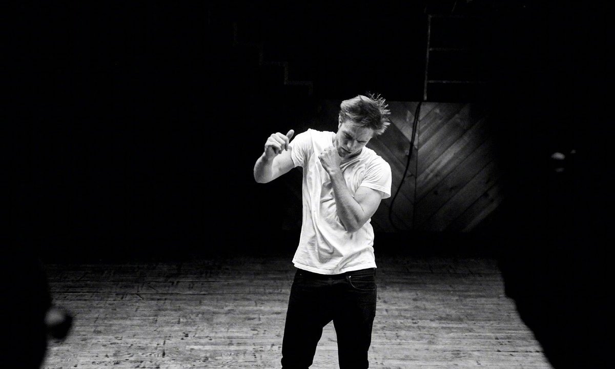 Robert Pattinson non ama ballare: 'Ho avuto uno dei miei più grandi attacchi di panico a una festa'