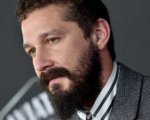 Megalopolis, Shia LaBeouf come una dea greca: tacchi alti e spacco nelle foto dal set di Coppola