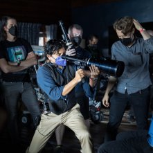 Bussano alla porta: una foto dal set