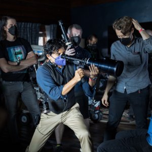 Bussano alla porta: una foto dal set