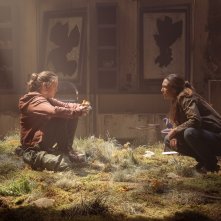 The Last of Us: Bella Ramsey e Anna Torv nel secondo episodio