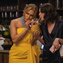 Un matrimonio esplosivo: Jennifer Lopez e Callie Hernandez in una scena del film