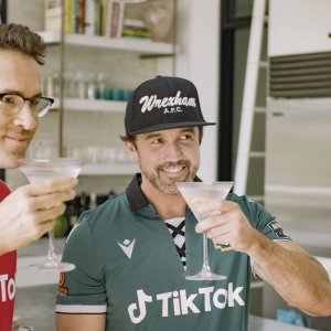 Welcome to Wrexham: Ryan Reynolds e Rob McElhenney in una scena