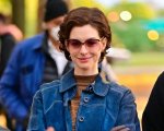 Anne Hathaway e Thomasin McKenzie nelle foto di Eileen, il thriller in anteprima al Sundance 2023