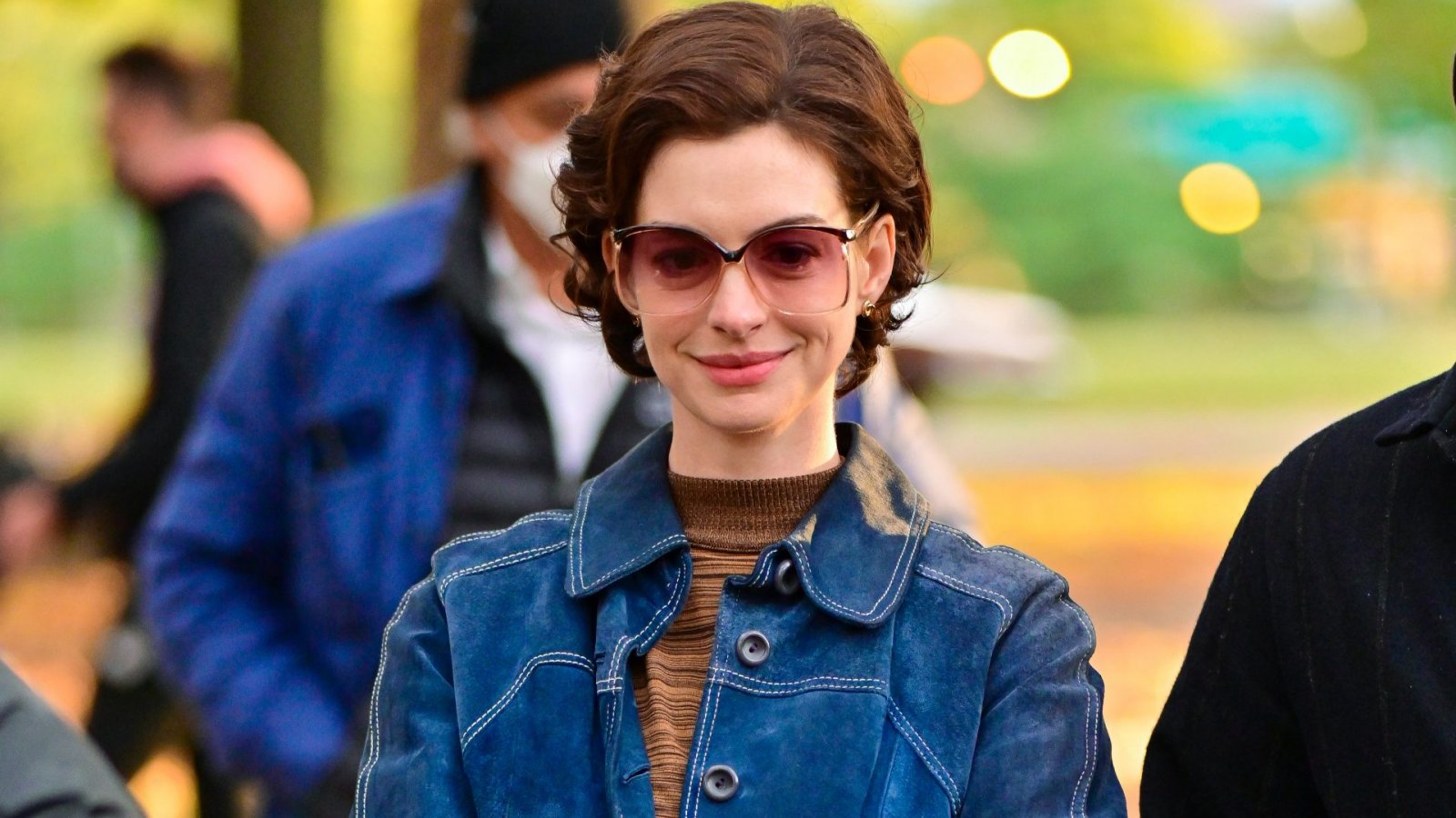 Anne Hathaway e Thomasin McKenzie nelle foto di Eileen, il thriller in anteprima al Sundance 2023