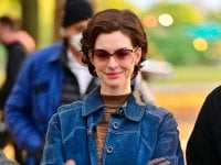 Anne Hathaway e Thomasin McKenzie nelle foto di Eileen, il thriller in anteprima al Sundance 2023