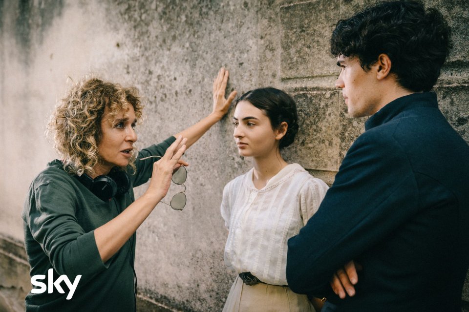 L'Arte della Gioia: Valeria Golino nelle prime foto della serie Sky tratta  dal romanzo di