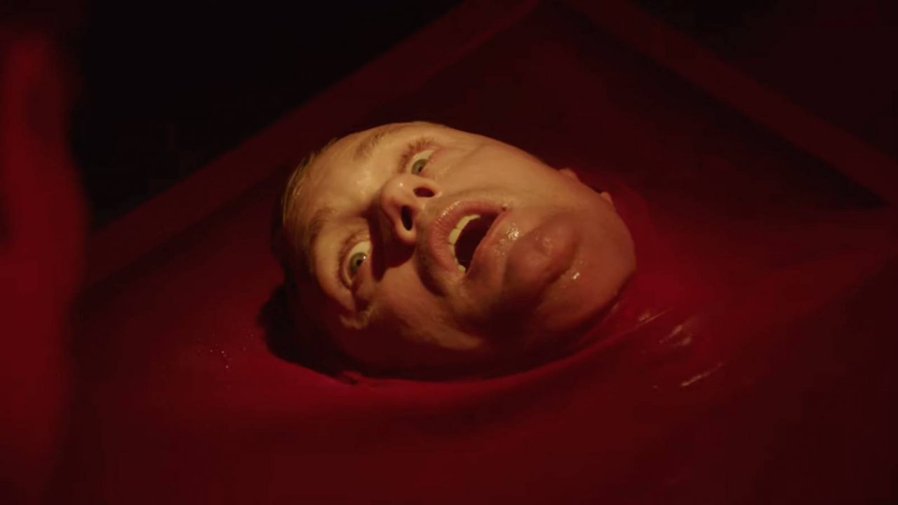 Infinity Pool: Alexander Skarsgard ha lottato nudo ed è stato allattato nell'horror di Brandon Cronenberg