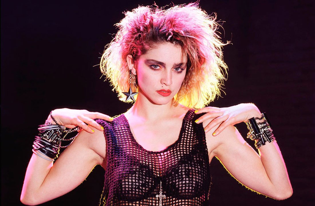 Madonna: la realizzazione del film biografico con star Julia Garner è in pausa mentre la popstar va in tour