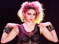Madonna: la realizzazione del film biografico con star Julia Garner è in pausa mentre la popstar va in tour