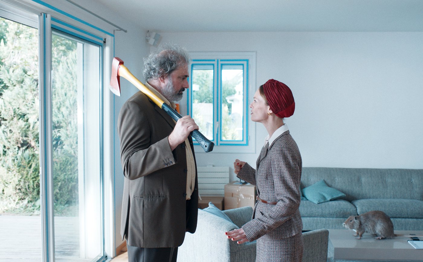 A letto con Sartre, la recensione una black comedy surreale che spiega