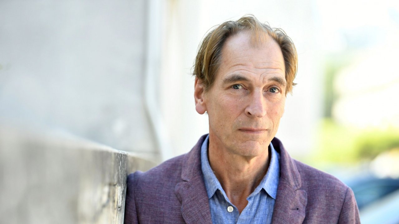 Julian Sands ancora disperso, il fratello dichiara: 'Nel mio cuore se n'è andato'