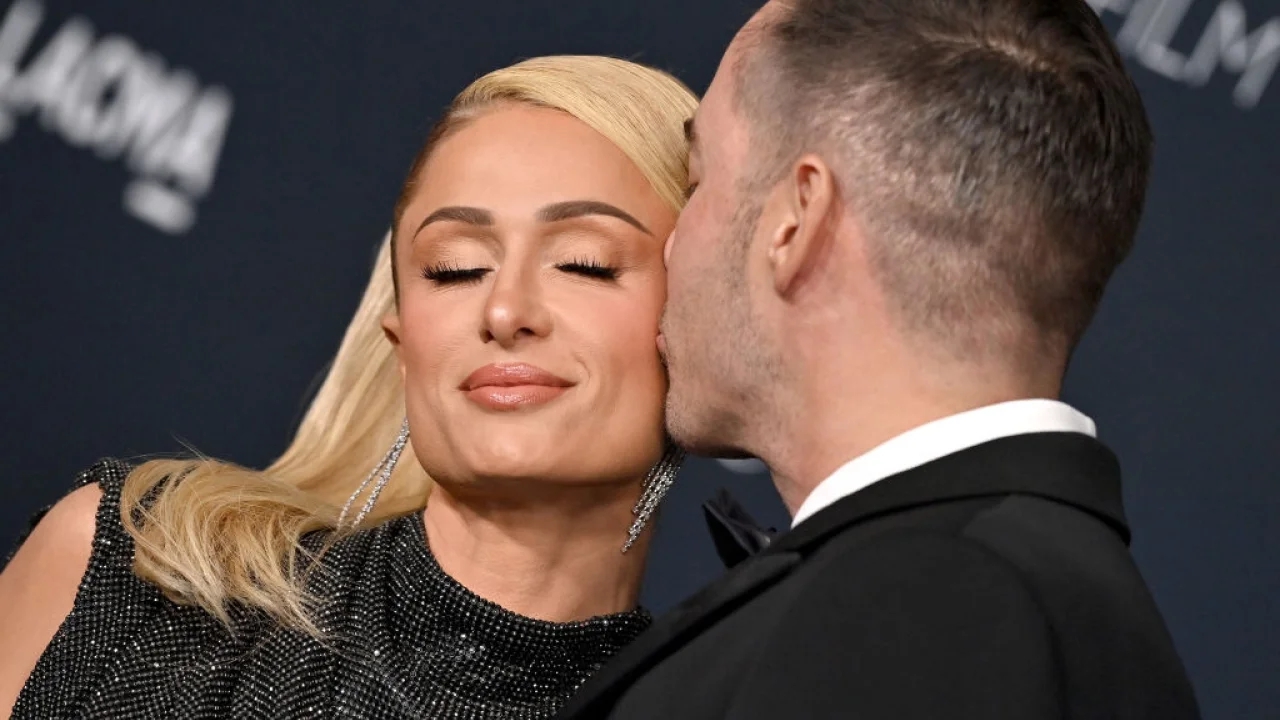 Paris Hilton è diventata madre: la star e il marito hanno dato il benvenuto al loro primo figlio