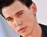 Austin Butler usa ancora la biografia di IMDb scritta dai suoi genitori nel 2007