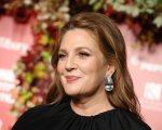 Drew Barrymore sulla nomina ai Razzie Award della star di Firestarter: “È bullismo. Mi fa ribollire il sangue”