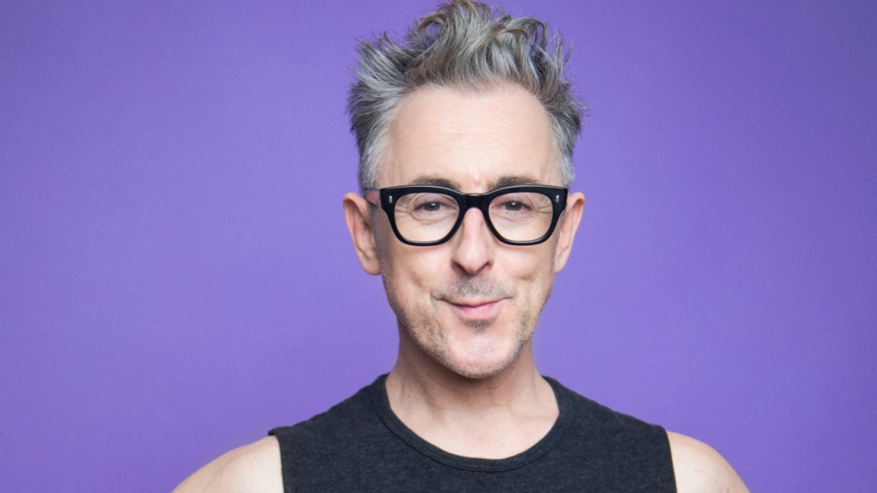 Alan Cumming restituisce il suo OBE, non vuole essere associato 'alla tossicità' dell'Impero Britannico