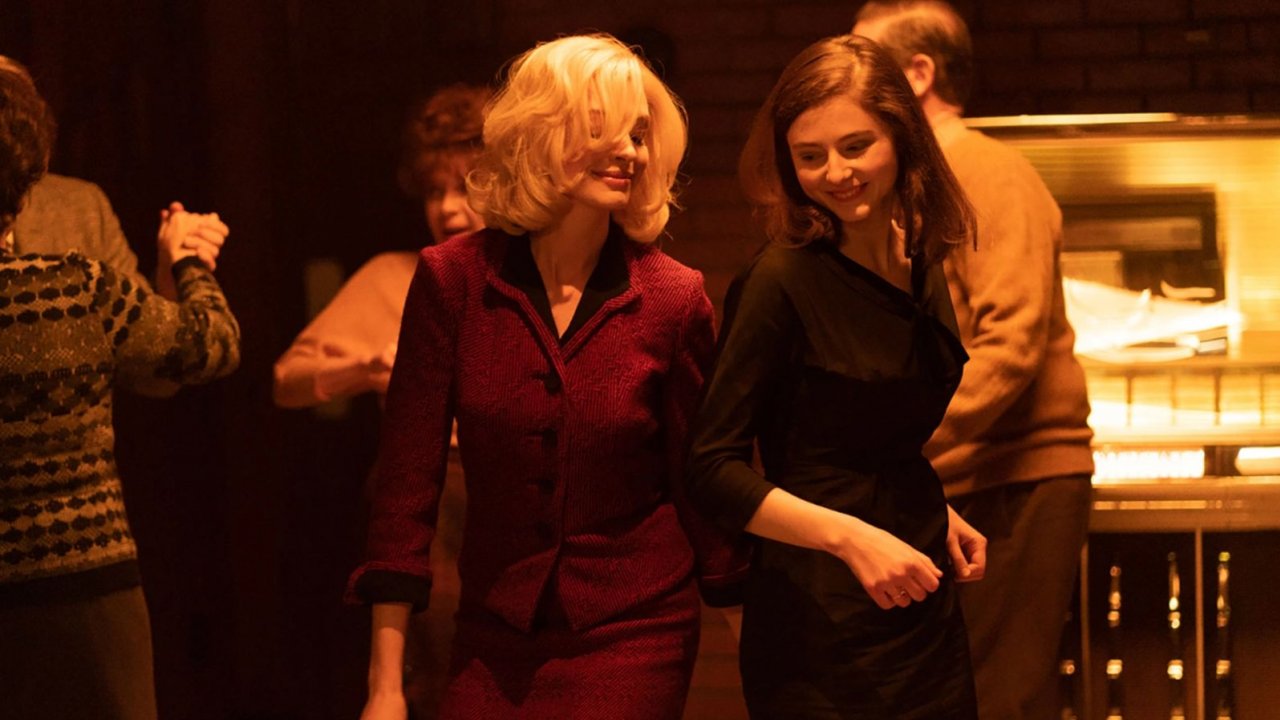 Roma 2023: Anne Hathaway e Thomasin McKenzie nel trailer dell'oscuro thriller Eileen