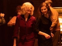 Roma 2023: Anne Hathaway e Thomasin McKenzie nel trailer dell'oscuro thriller Eileen