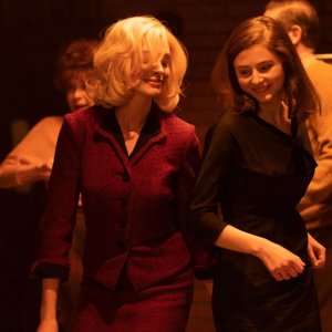 Eileen: Anne Hathaway e Thomasin McKenzie ballano in una scena