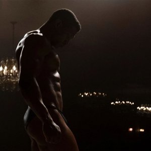 Magazine Dreams: il corpo scolpito di Jonathan Majors in una scena